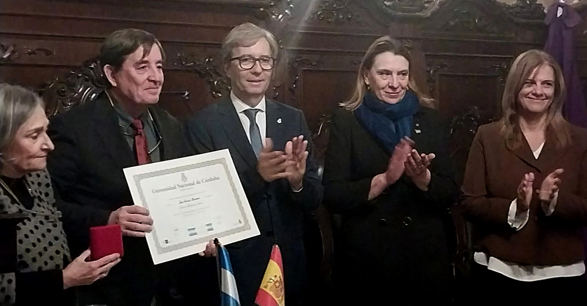 En este momento estás viendo El poeta García Montero recibió el Doctor Honoris Causa de la Universidad Nacional de Córdoba