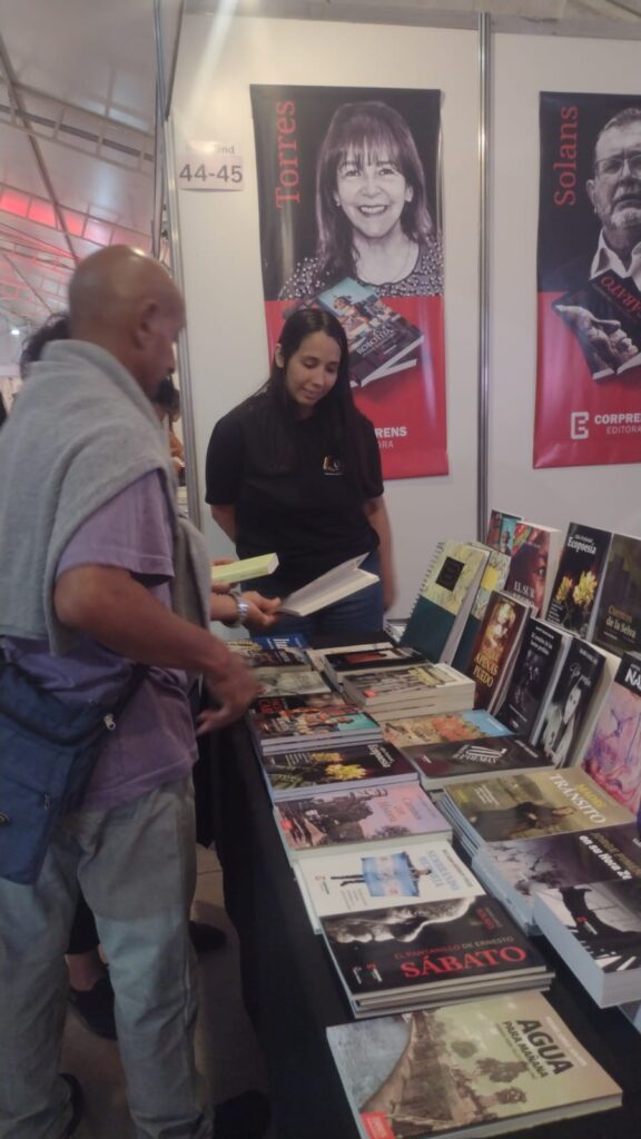 Carlos Paz: cientos de personas visitaron el stand de Editorial Corprens en la 1° Feria del Libro