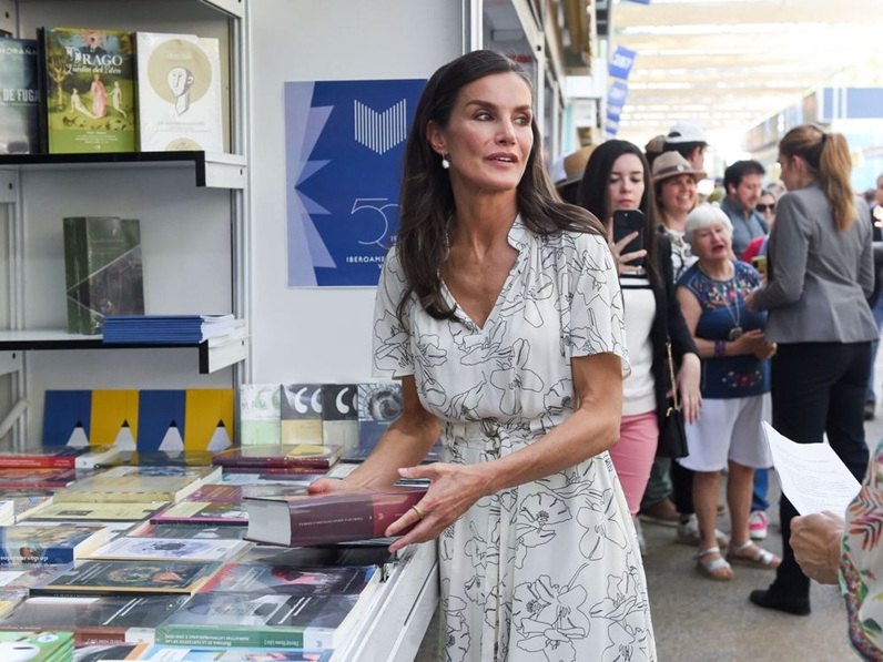 La Reina Letizia elige un clásico atemporal en la Feria del Libro de Madrid